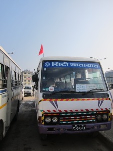 Auf dem Dach unseres Busses weht die rote Maoistenfahne